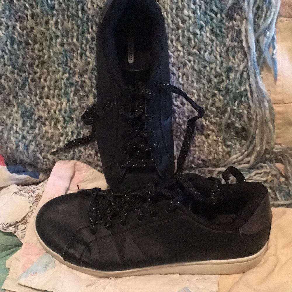 8.5 Time and Tru tennis shoes